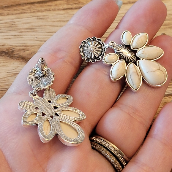 🔥LAST PAIR🔥 Stagecoach Howlite Boho Drop Earrings - Picture 4 of 5